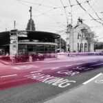 Bahnhofplatz Luzern mit historischem Torbogen, Verkehr als Lichtspur