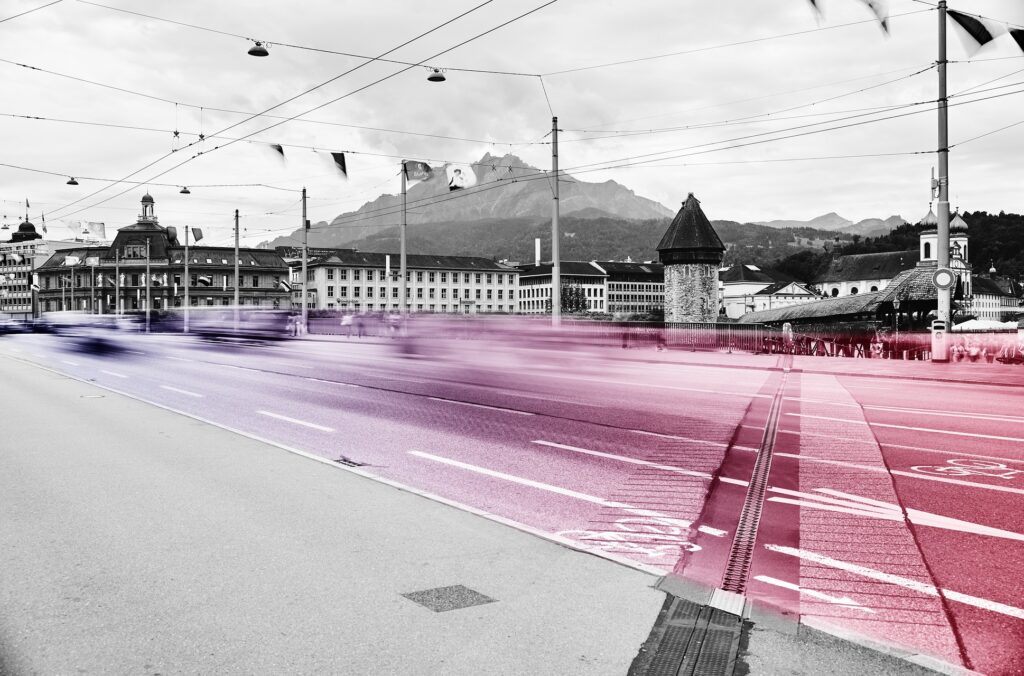 Seebrücke Luzern mit Wasserturm und Pilatus, Verkehr als Lichtspur