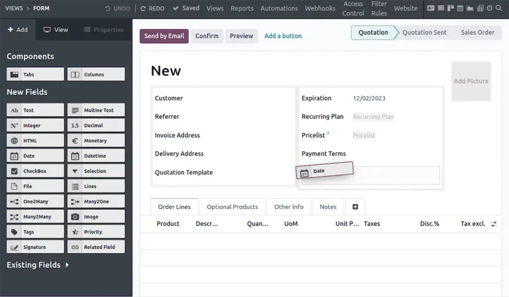 Odoo Studio: Ein neues Datumsfeld wird per Drag-and-drop ins Offertenformular gezogen