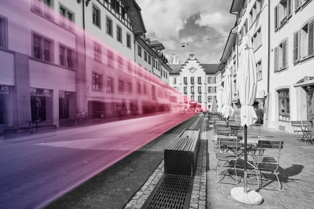 Gasse in der Altstadt von Aarau – Lichtspuren in Rosa und Violett