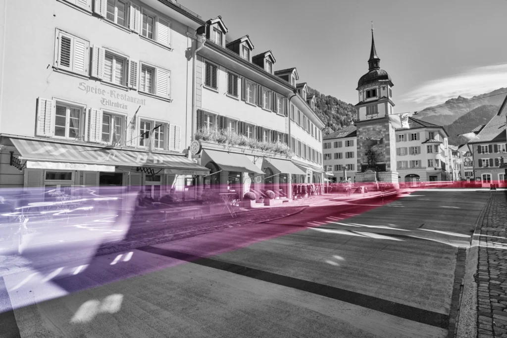 Dorfzentrum von Altdorf – Lichtspuren in Rosa und Violett