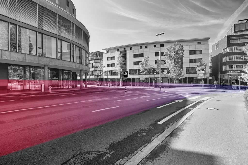 Strasse in Baar – Lichtspuren in Rosa und Violett
