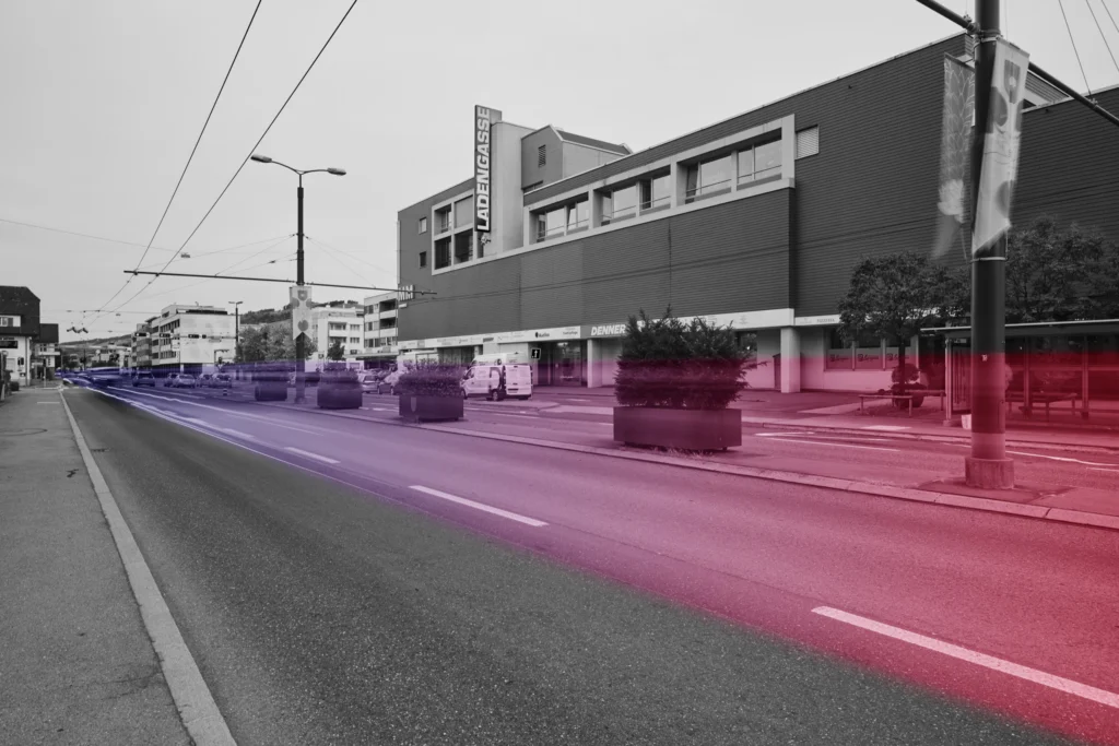 Strasse in Ebikon – Lichtspuren in Rosa und Violett