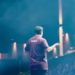 Keynote an der Odoo Experience: Referent im Odoo-Shirt auf der Bühne vor vollem Saal
