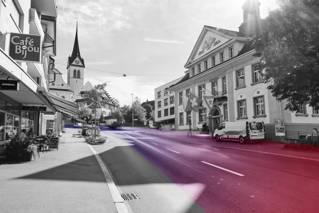 Dorfzentrum von Hochdorf mit Kirche – Lichtspuren in Rosa und Violett