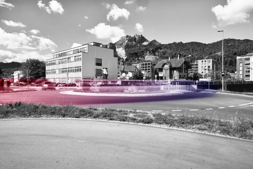 Kreisel in Horw mit dem Pilatus im Hintergrund – Lichtspuren in Rosa und Violett