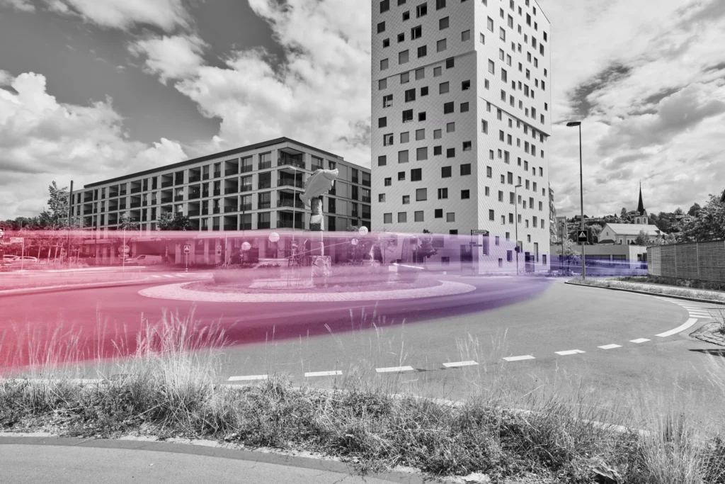 Kreisel mit Hochhaus in Horw – Lichtspuren in Rosa und Violett