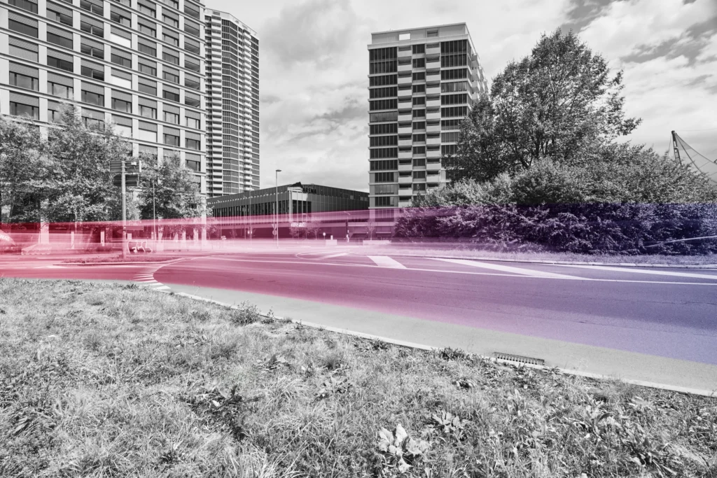Strasse in Kriens – Lichtspuren in Rosa und Violett