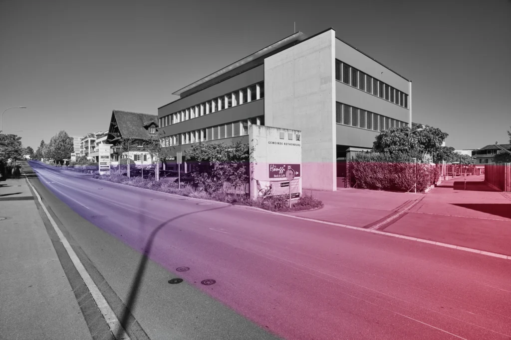 Strasse in Rothenburg – Lichtspuren in Rosa und Violett