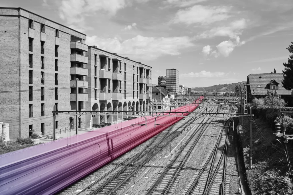 Bahngleise in Rotkreuz – Lichtspuren in Rosa und Violett