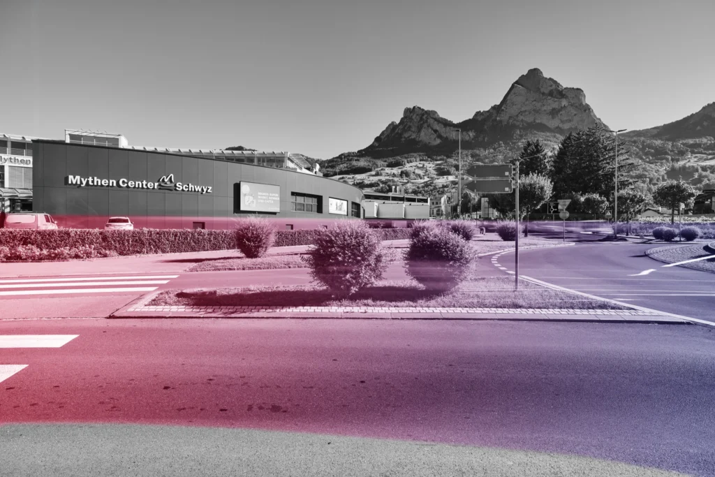 Schwyz mit den Mythen im Hintergrund – Lichtspuren in Rosa und Violett