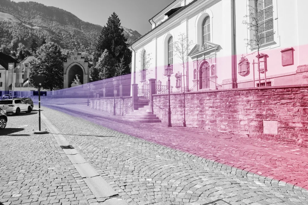 Pfarrkirche in Stans – Lichtspuren in Rosa und Violett