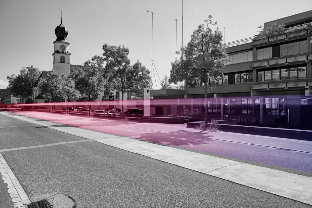 Strasse in Steinhausen – Lichtspuren in Rosa und Violett