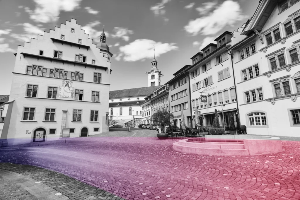 Rathaus in der Altstadt von Sursee – Lichtspuren in Rosa und Violett