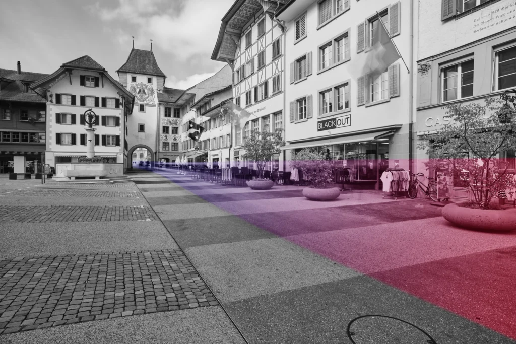 Hauptgasse in Willisau mit Stadttor – Lichtspuren in Rosa und Violett