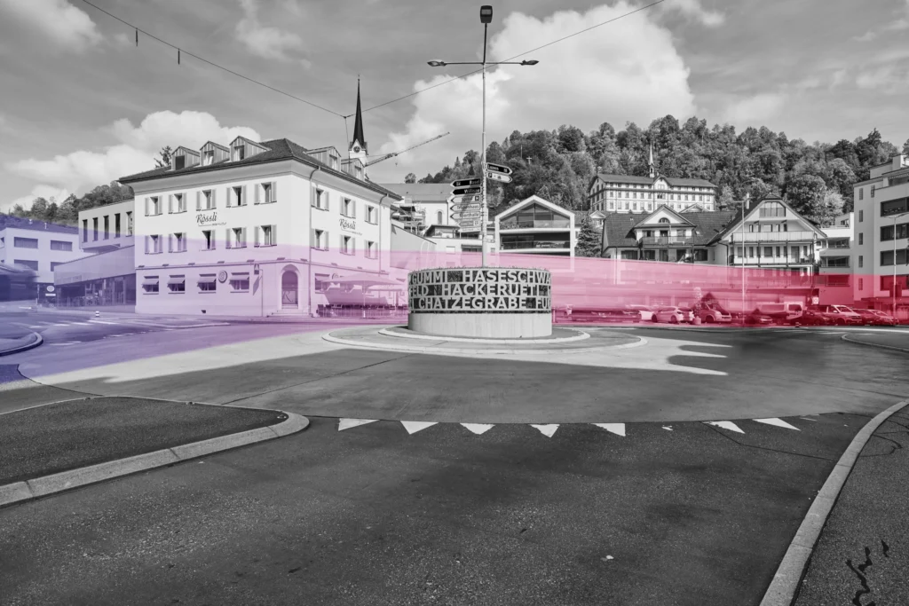 Strasse in Wolhusen – Lichtspuren in Rosa und Violett