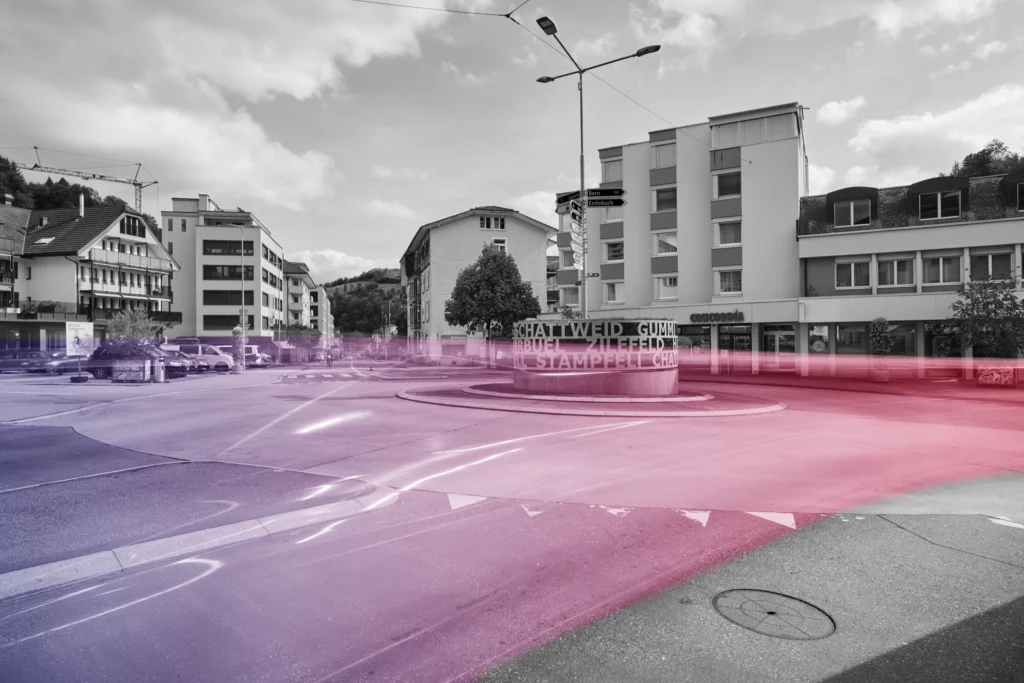 Strasse in Wolhusen – Lichtspuren in Rosa und Violett