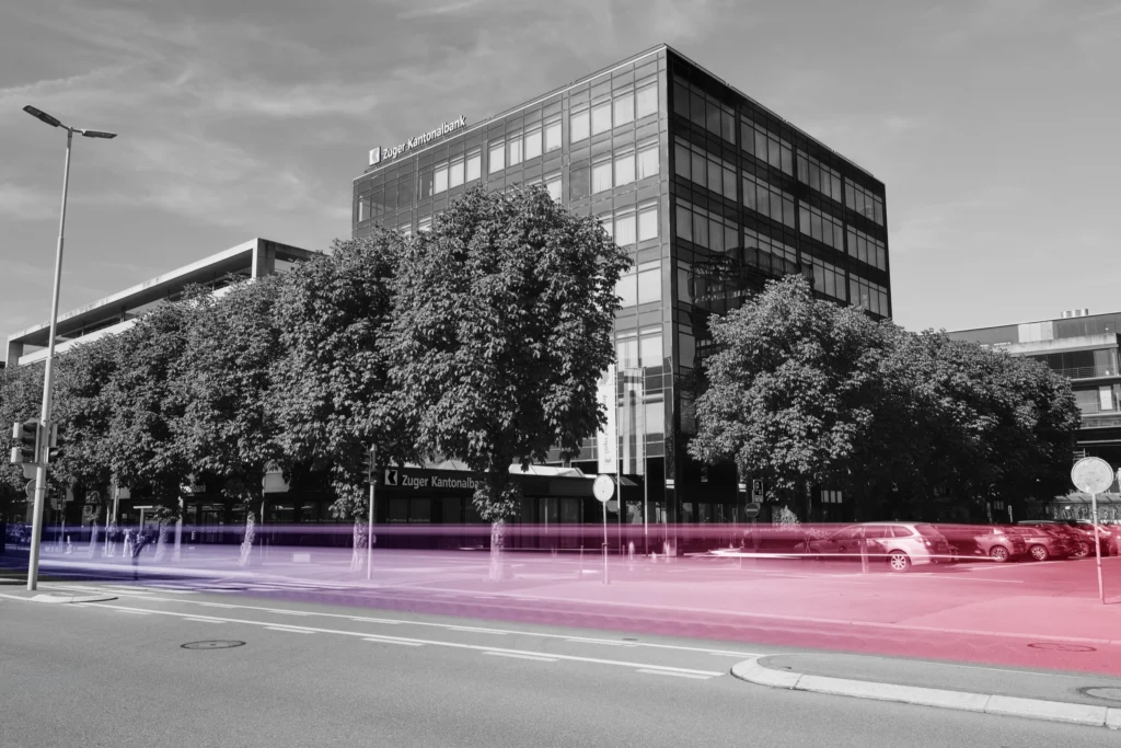 Strasse in Zug – Lichtspuren in Rosa und Violett